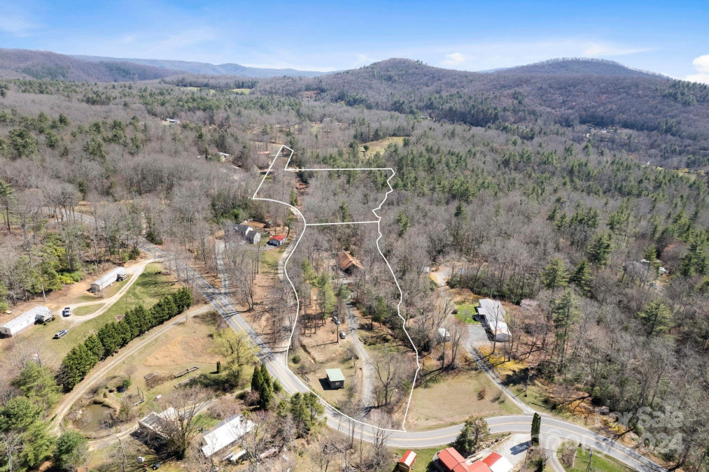 1694 Humpback Mountain Rd Spruce Pine, NC 28777