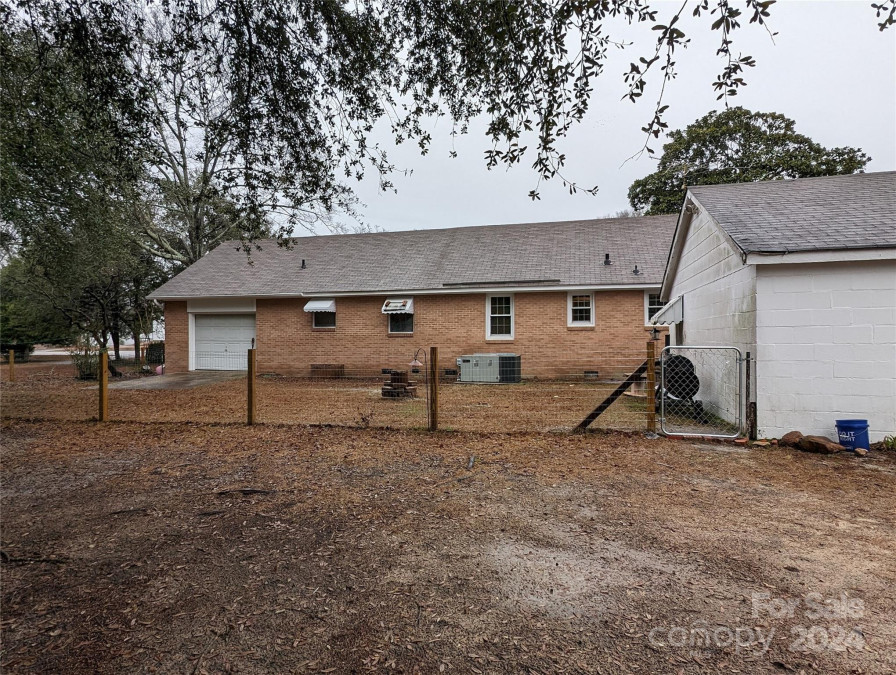 18 4th St Mcbee, SC 29101