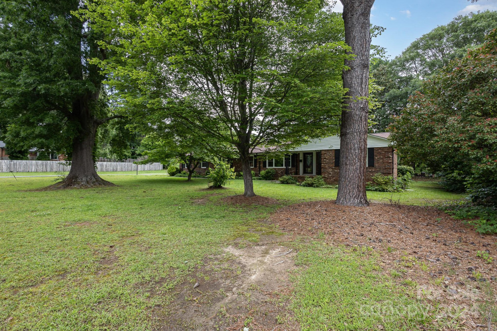 1904 Berkshire Dr Gastonia, NC 28052