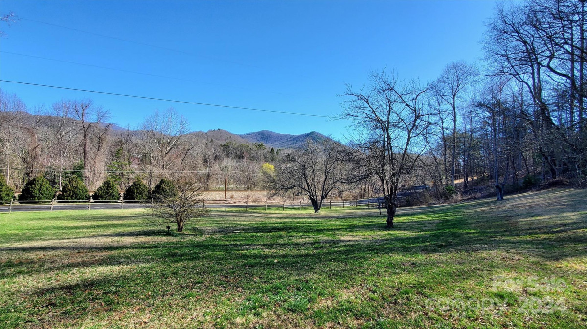 44 Shumate Rd Black Mountain, NC 28711