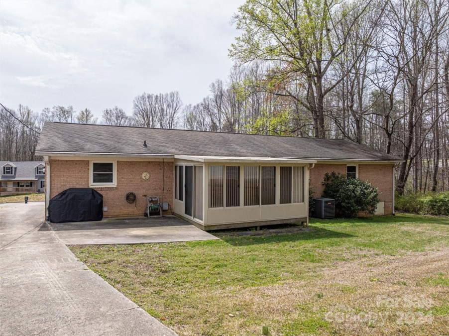 228 Shadowbrook Rd Mount Holly, NC 28120