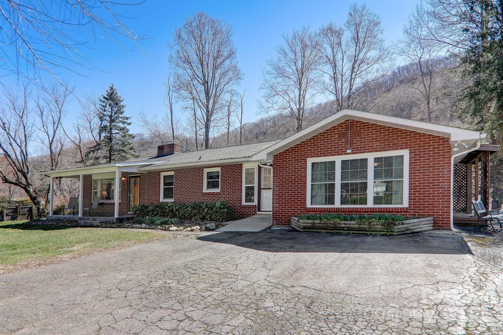 2541 Dellwood Rd Waynesville, NC 28786