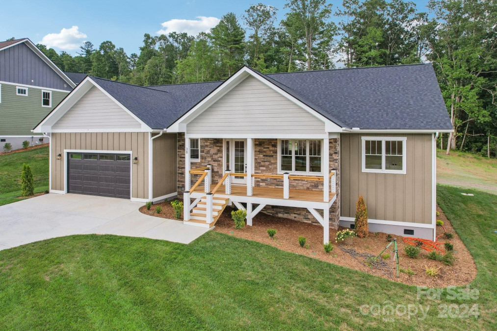 38 Maple Knoll Dr Hendersonville, NC 28792