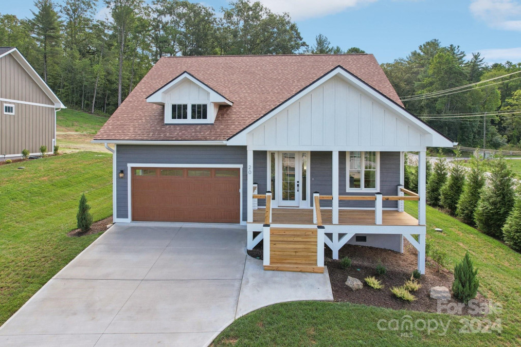 20 Maple Knoll Dr Hendersonville, NC 28792