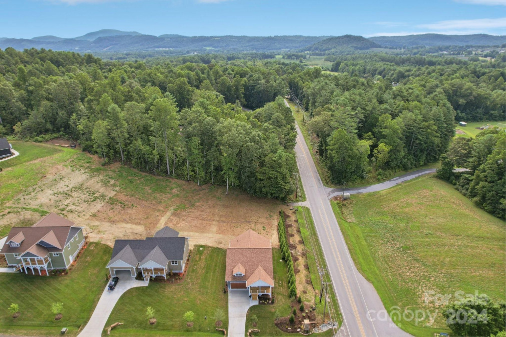 20 Maple Knoll Dr Hendersonville, NC 28792