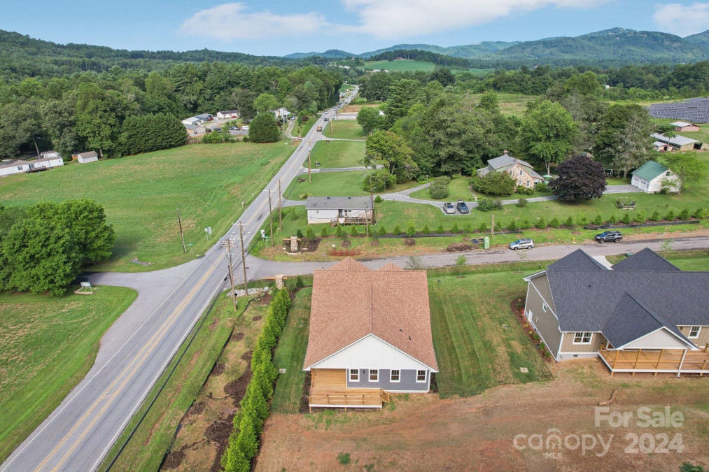 20 Maple Knoll Dr Hendersonville, NC 28792