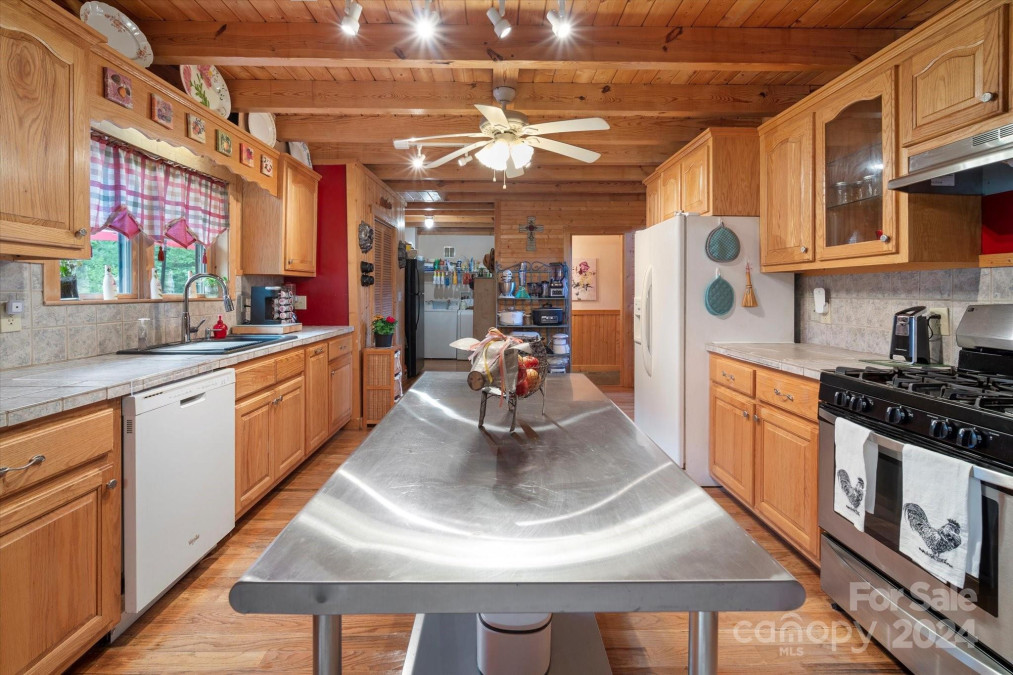 2378 Flat Creek Valley Rd Lake Toxaway, NC 28747