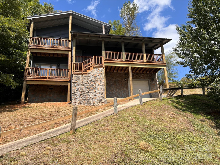 58 Country Cottage Ln Canton, NC 28716