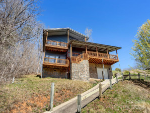 58 Country Cottage Ln Canton, NC 28716