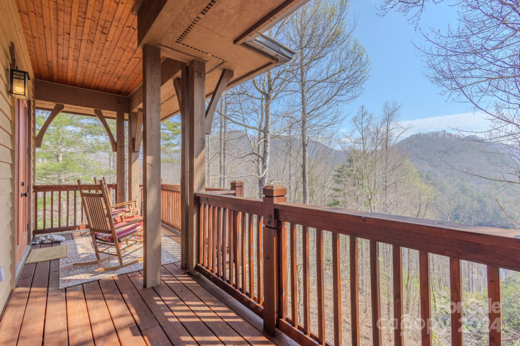 100 Saddle Notch Ln Tuckasegee, NC 28783