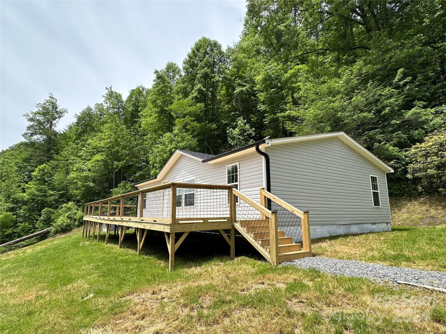 477 Renfro Rd Green Mountain, NC 28740