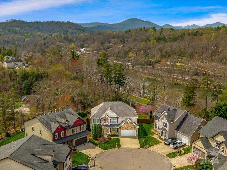 26 Trey Bourne Dr Asheville, NC 28804