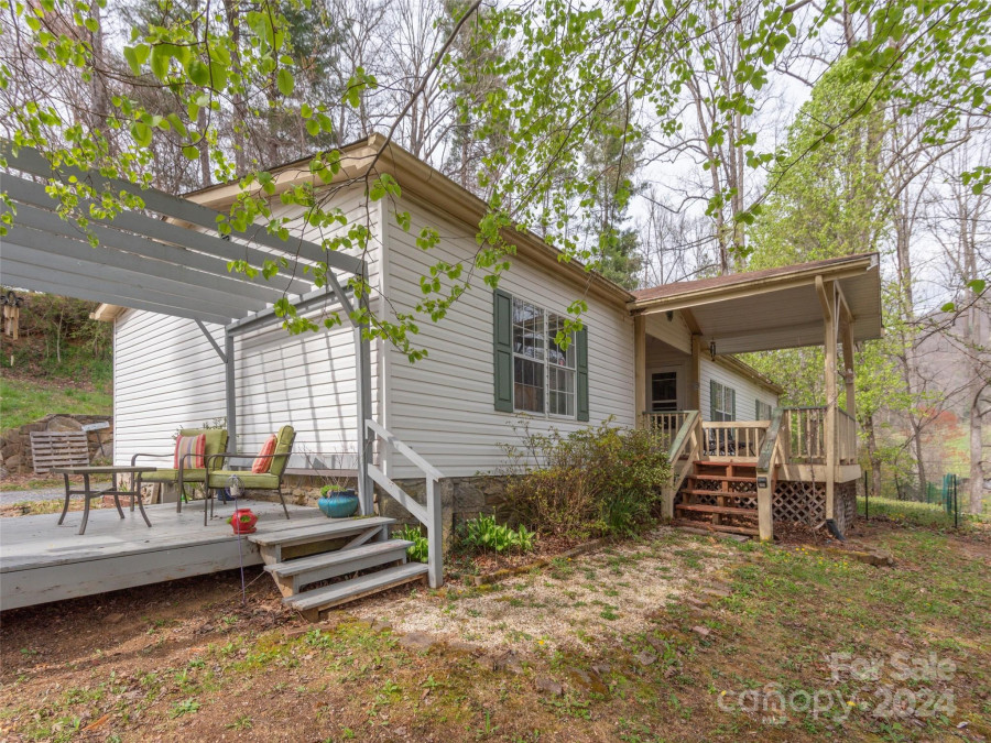 33 Chestnut Hill Dr Clyde, NC 28721