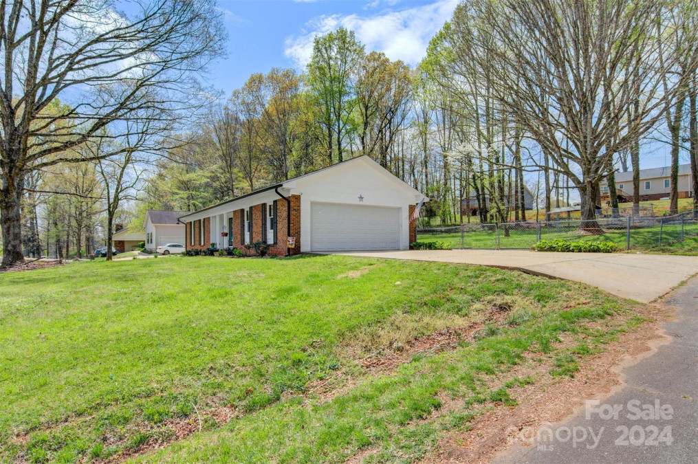 1511 Old Carriage Dr Newton, NC 28658