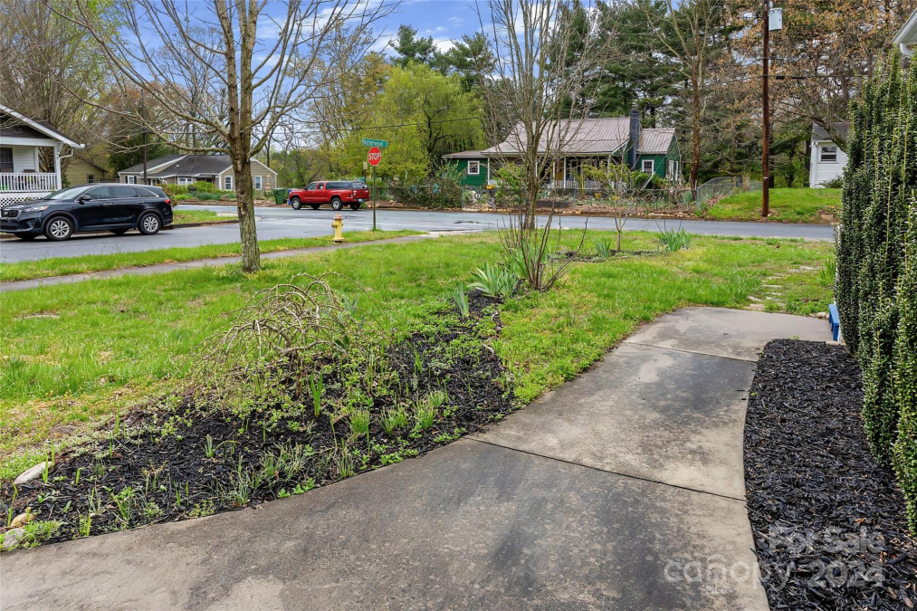 2 Buttonwood Ct Asheville, NC 28806