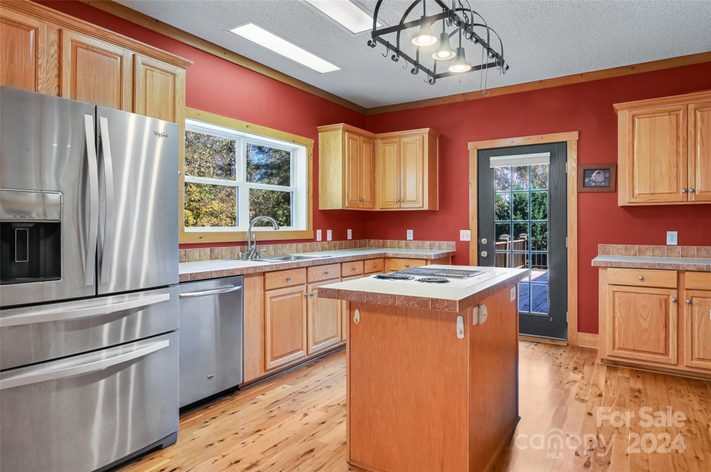 80 Oak Meadow Ln Hendersonville, NC 28792