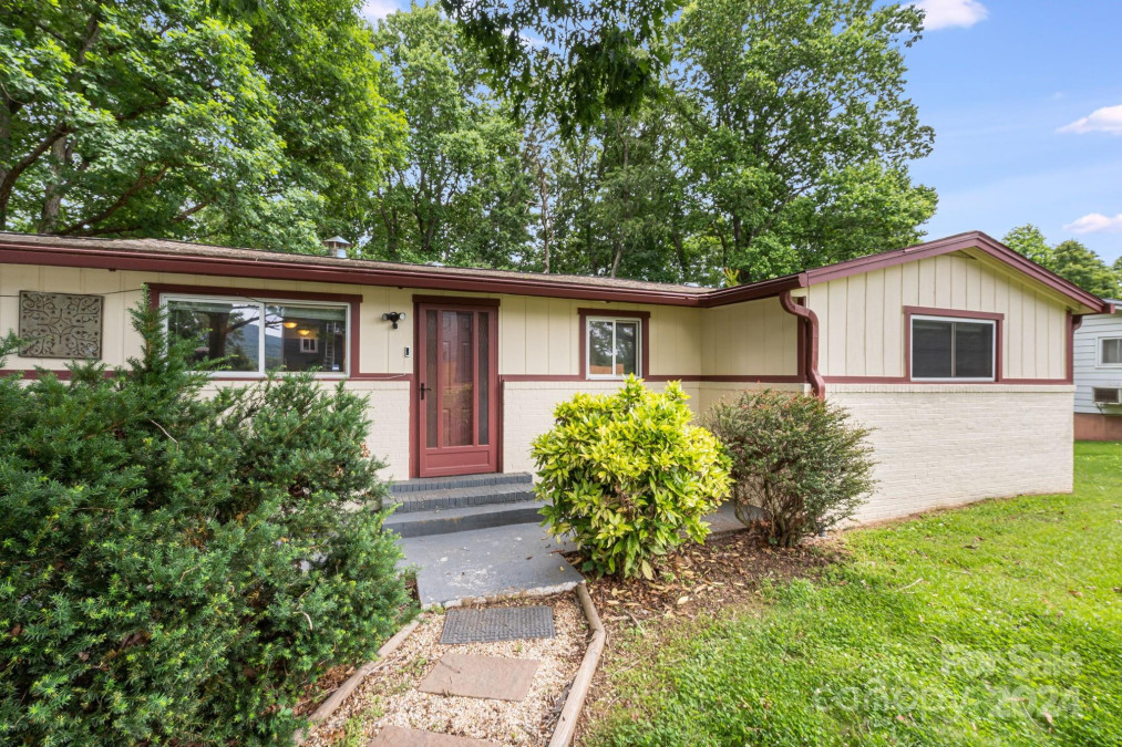 21 Oak Hill Dr Asheville, NC 28806