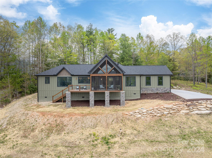 636 Crystal Heights Dr Hendersonville, NC 28739