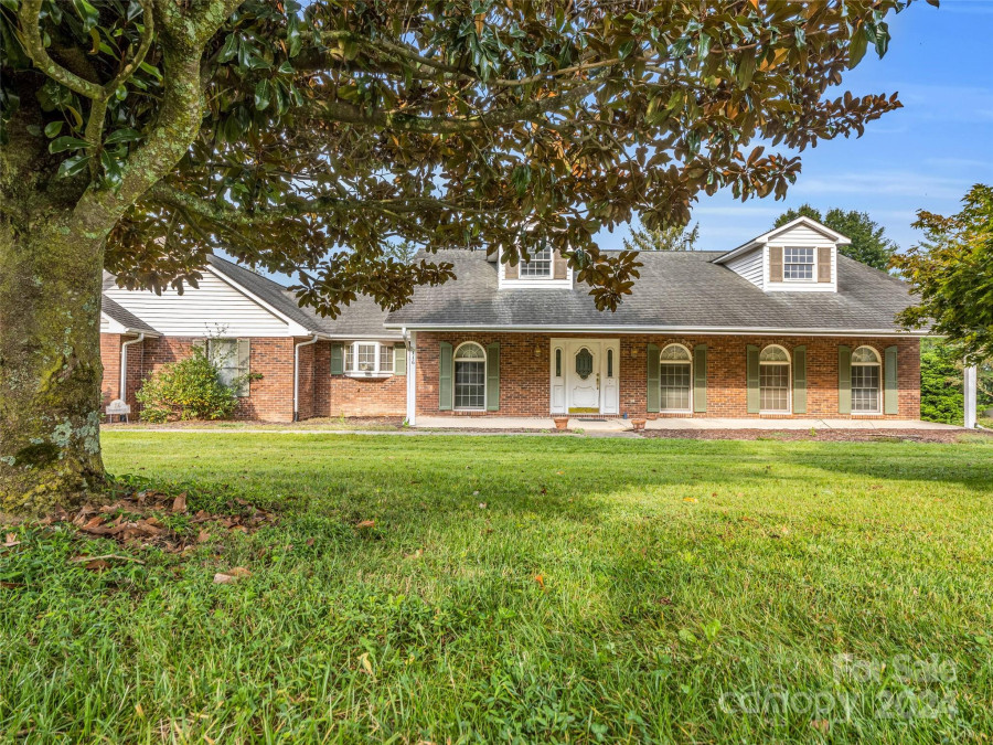 116 Mountain Valley Dr Hendersonville, NC 28739