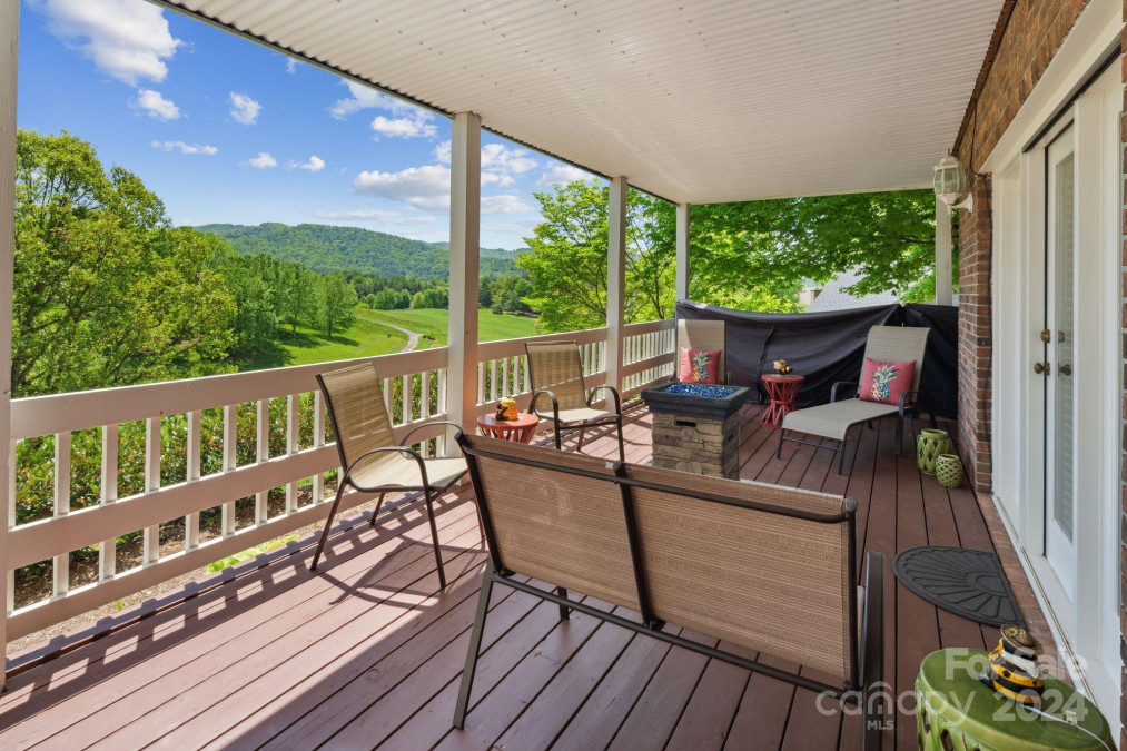 6 Valley Dr Weaverville, NC 28787