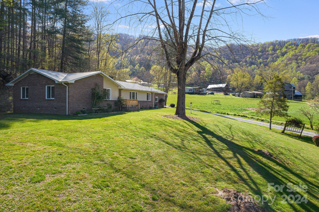 65 Earls Rd Bryson City, NC 28713