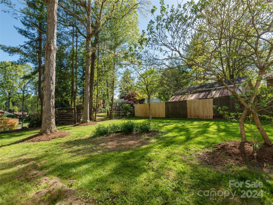 17 Oakbrook Rd Fletcher, NC 28732