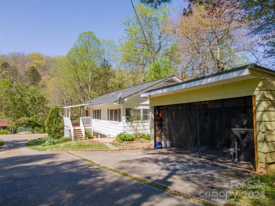 242 Henderson Rd Franklin, NC 28734