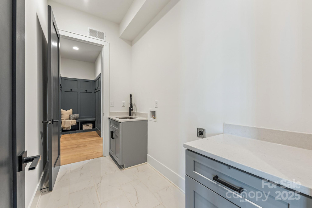 3945 Plainview Rd Charlotte, NC 28208