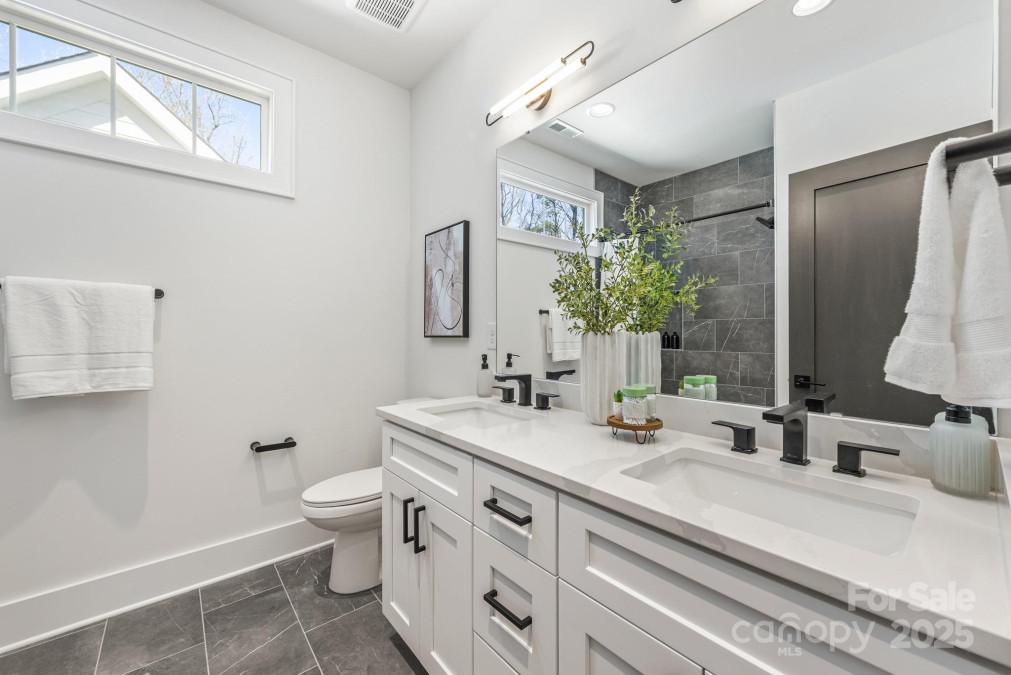 3945 Plainview Rd Charlotte, NC 28208