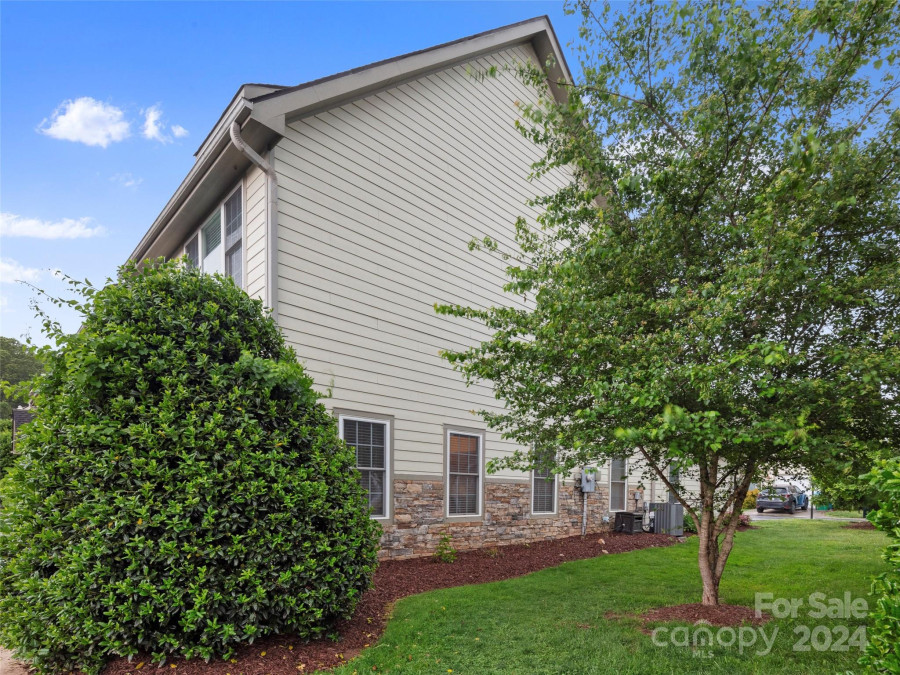 24 Rotunda Cir Asheville, NC 28806