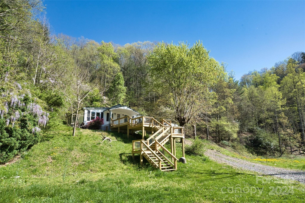 2180 Pigeon Roost Rd Green Mountain, NC 28740