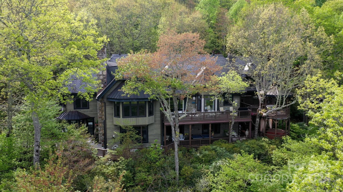 1052 Toxaway Dr Lake Toxaway, NC 28747