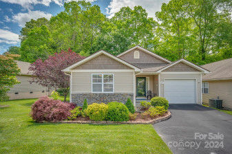 85 Clear Creekside Dr Hendersonville, NC 28792