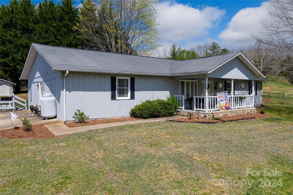 1 Melton Dr Weaverville, NC 28787