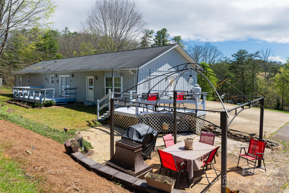 1 Melton Dr Weaverville, NC 28787