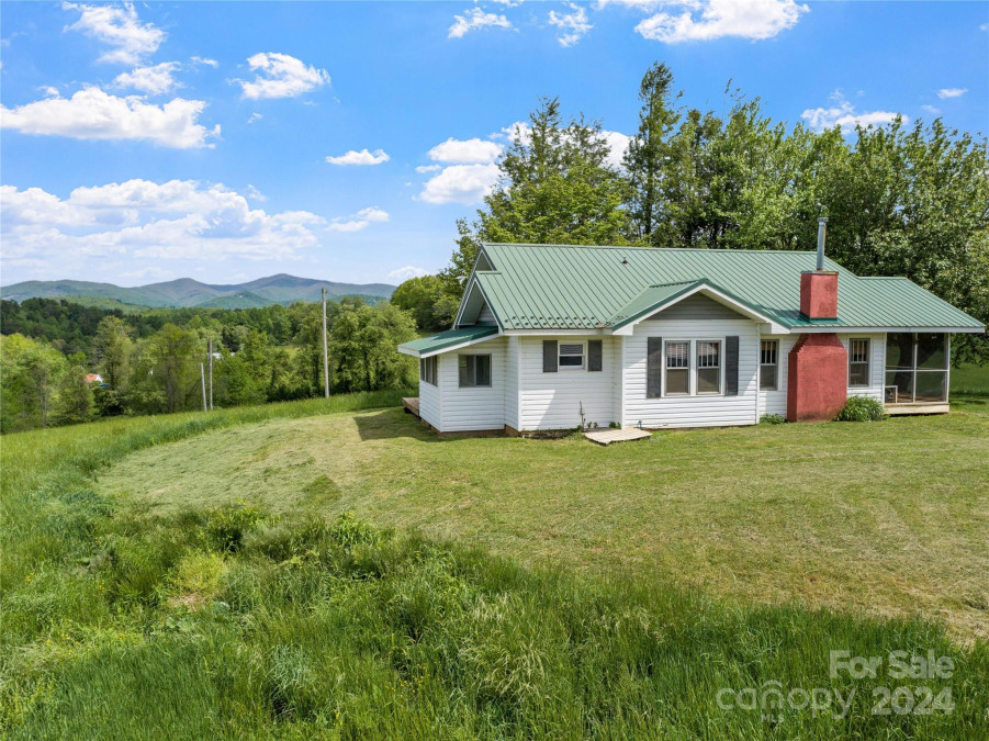 1305 Halltown Rd Spruce Pine, NC 28777