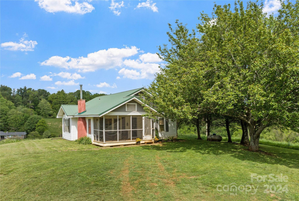 1305 Halltown Rd Spruce Pine, NC 28777