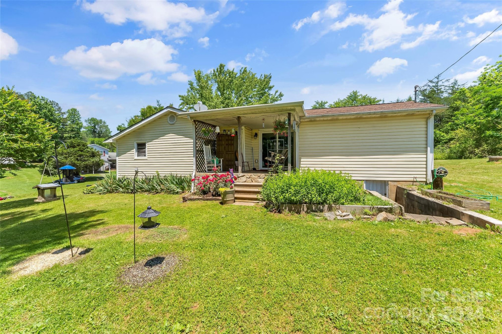 1529 Tatertown Loop Nebo, NC 28761