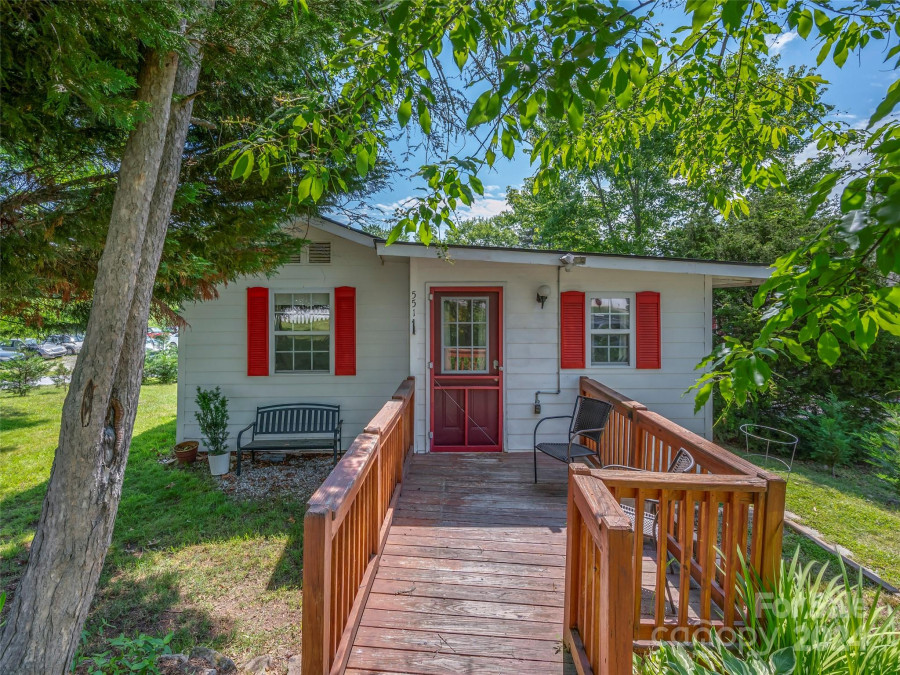 551 Israel St Hendersonville, NC 28739