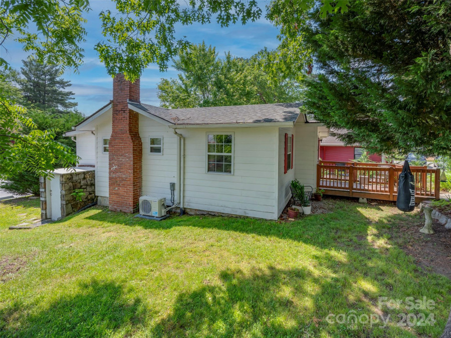 551 Israel St Hendersonville, NC 28739