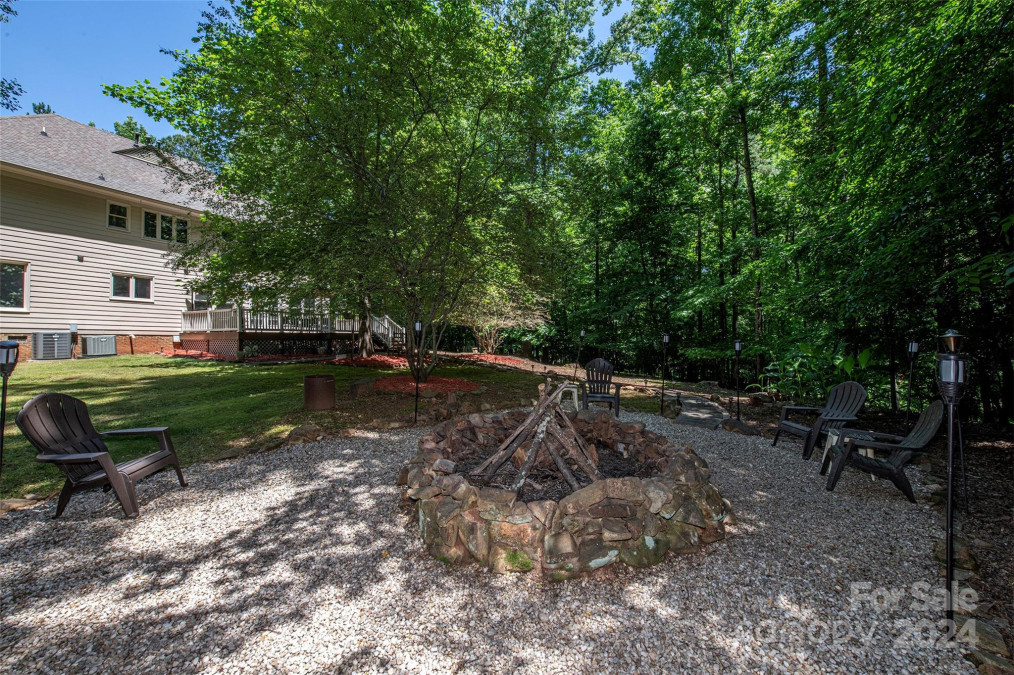 4048 Whisperwood Ct Matthews, NC 28104