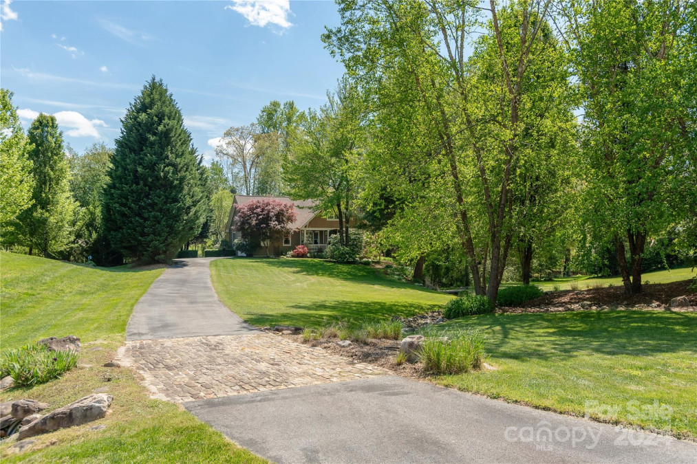 129 Skytop Farm Ln Hendersonville, NC 28791