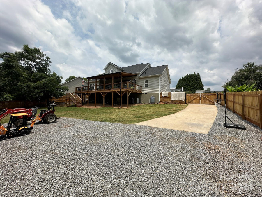 1833 Twin Ponds Dr Hickory, NC 28602