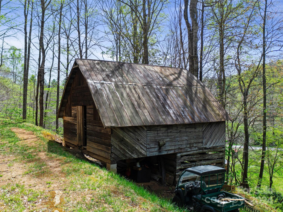 2888 Double Island Rd Green Mountain, NC 28740