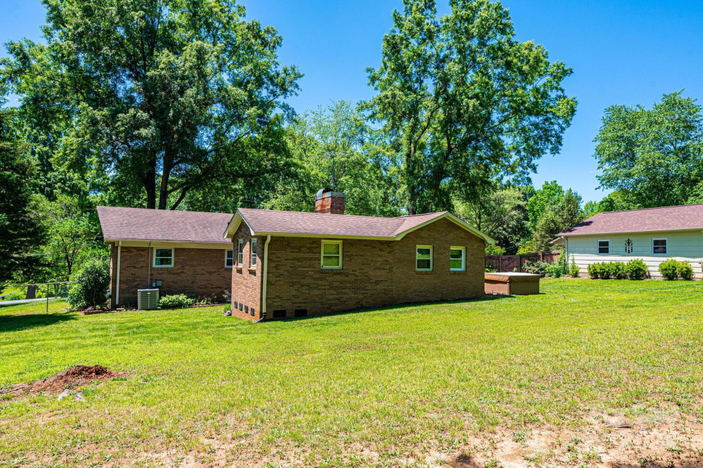 606 3rd St Pl Conover, NC 28613