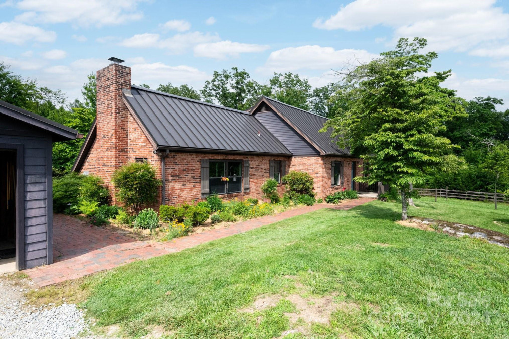 168 Edwards Mountain Dr Hendersonville, NC 28792