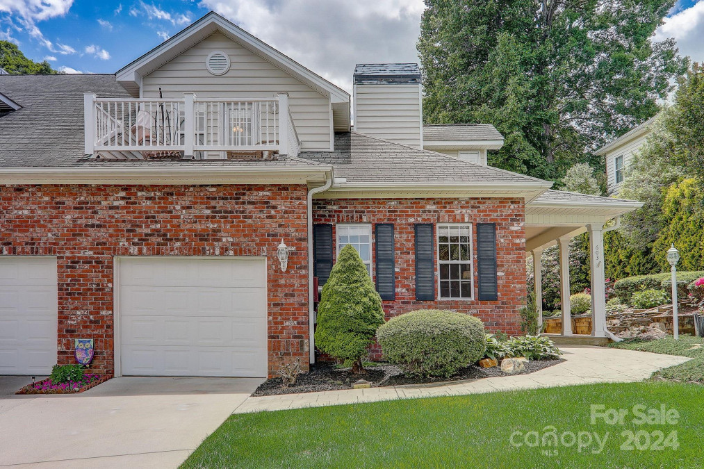 603 Carriage Commons Dr Hendersonville, NC 28791