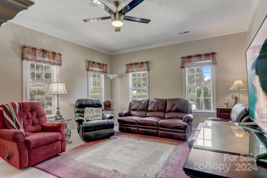 603 Carriage Commons Dr Hendersonville, NC 28791