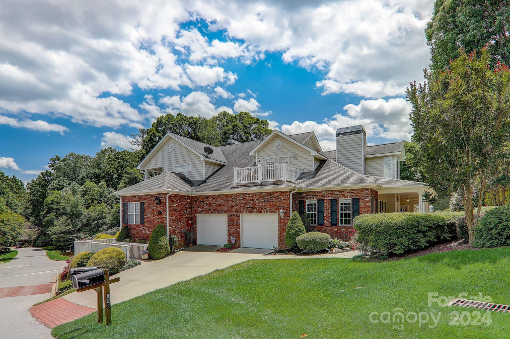 603 Carriage Commons Dr Hendersonville, NC 28791