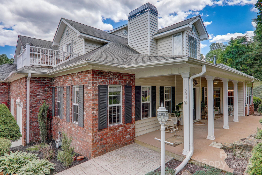 603 Carriage Commons Dr Hendersonville, NC 28791